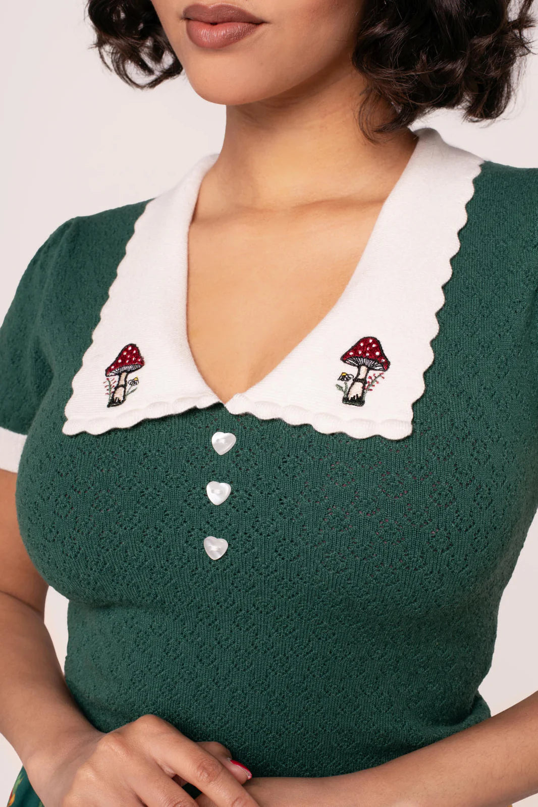 Vintage Stricktop Genevieve in Waldgrün mit Pilzstickerei am Kragen und Puffärmeln – Retro Damenmode